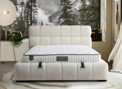 Eleganten modri tekstil in lesena postelja z vzmetnico