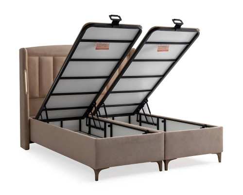 Eleganten leseni postelji s tkanino in leseno preprogo