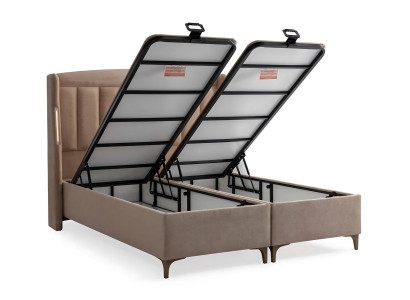 Eleganten leseni postelji s tkanino in leseno preprogo