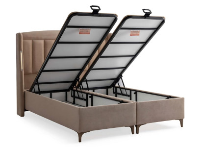 Eleganten leseni postelji s tkanino in leseno preprogo