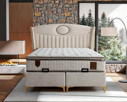 Eleganten postelja s blazinami iz svetlo sive tkanine in lesa