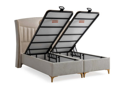 Eleganten postelja s blazinami iz svetlo sive tkanine in lesa