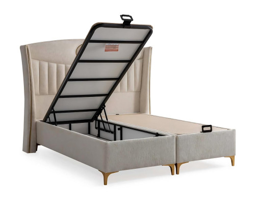 Eleganten postelja s blazinami iz svetlo sive tkanine in lesa