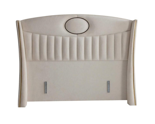 Eleganten postelja s blazinami iz svetlo sive tkanine in lesa