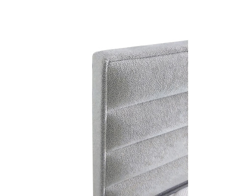 Postelja iz modernega sivega blaga z elegantno vzmetnico