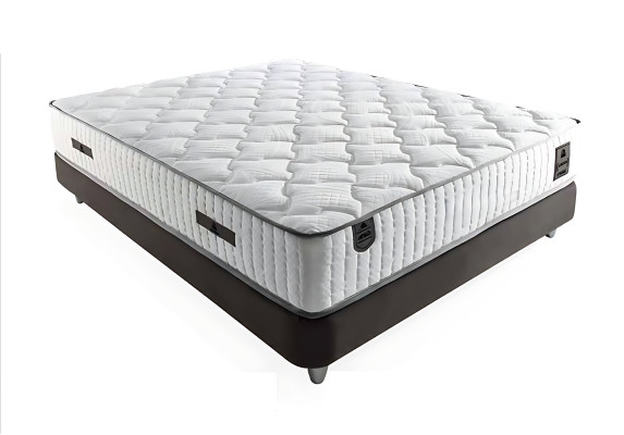 Eleganten postelja iz blaga in lesa z vzmetnico