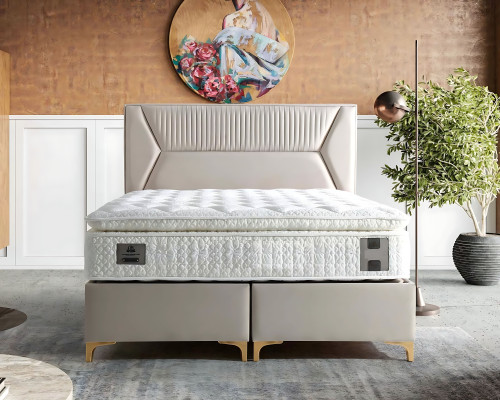 Postelja v bež barvi z blazino iz tkanine in lesa