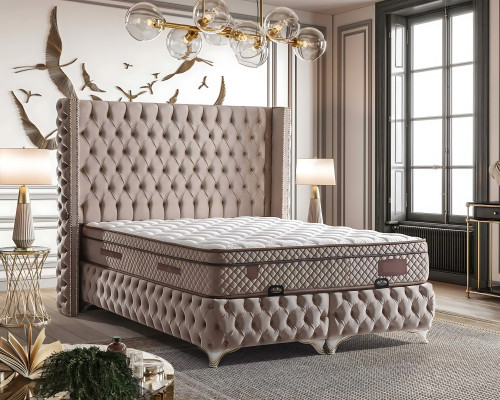 Elegantna postelja z rjavim blagom