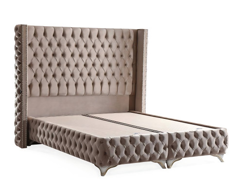 Elegantna postelja z rjavim blagom