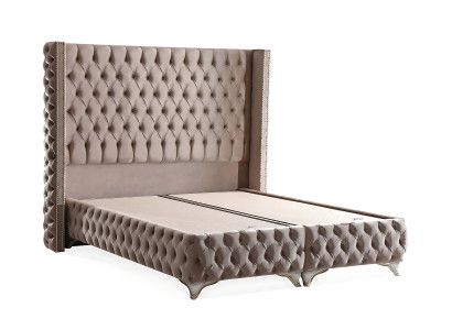 Elegantna postelja z rjavim blagom