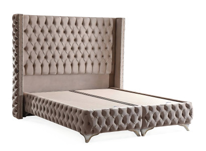 Elegantna postelja z rjavim blagom