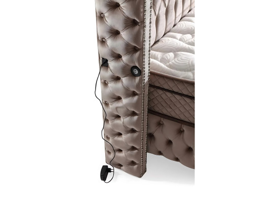 Elegantna postelja z rjavim blagom