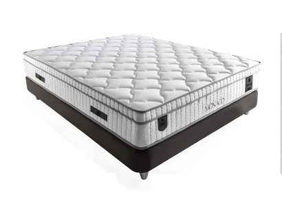 Eleganten postelja iz blaga in lesa z vzmetnico