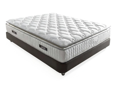 Elegantna postelja iz blaga in lesa z vzmetnico