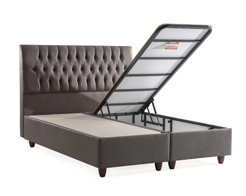 Postelja z elegantno zasnovo in vzmetnico ustvarja prijetno vzdušje.