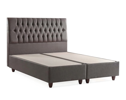 Postelja z elegantno zasnovo in vzmetnico ustvarja prijetno vzdušje.