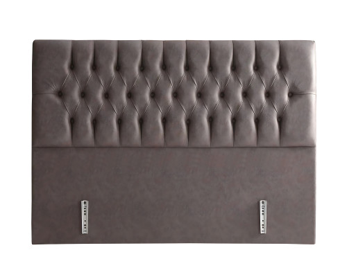 Postelja z elegantno zasnovo in vzmetnico ustvarja prijetno vzdušje.