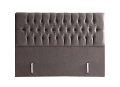 Postelja z elegantno zasnovo in vzmetnico ustvarja prijetno vzdušje.