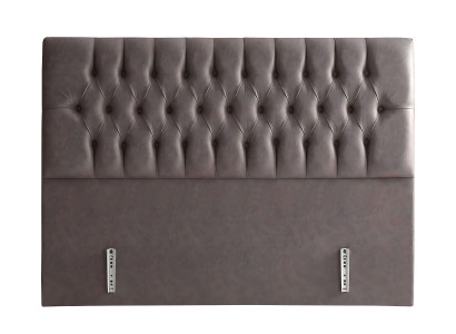 Postelja z elegantno zasnovo in vzmetnico ustvarja prijetno vzdušje.