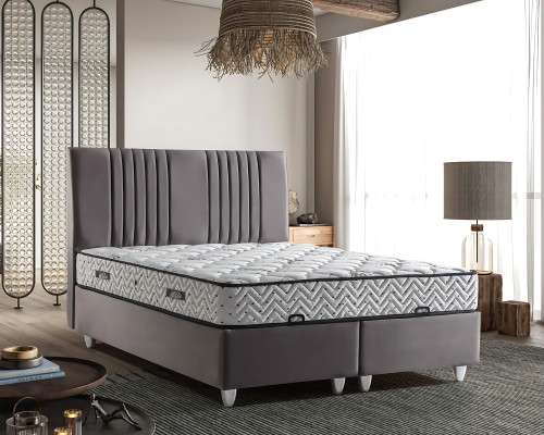 Postelja iz sive tkanine z moderno vzmetnico