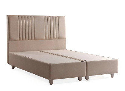 Elegantna postelja s blazinami iz svetlo sive tkanine in lesa