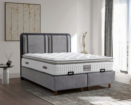 Eleganten in stabilen postelja z vzmetnico, ki dodaja čar notranjosti.