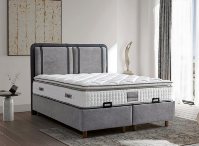 Eleganten in stabilen postelja z vzmetnico, ki dodaja čar notranjosti.