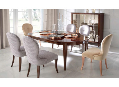 Moderner Esstisch aus Holz mit Stühlen für das Esszimmer