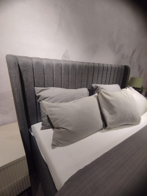 Luxuriöse Bett mit Bank Exklusives Design und Hochwertige Verarbeitung