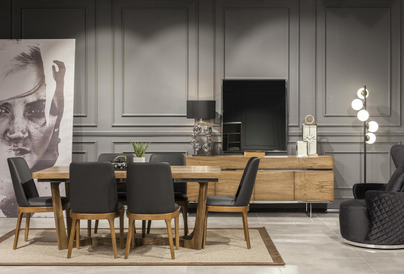 Eleganter Holztisch mit schicken schwarzen Stühlen in modernem Design