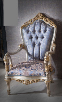 Luxuriöser Sessel im klassischen Stil für das Wohnzimmer mit goldenen dekorativen Mustern