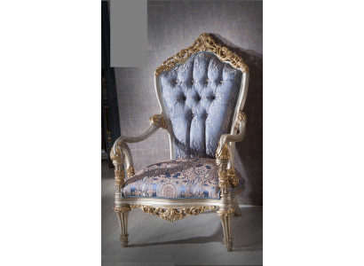 Luxuriöser Sessel im klassischen Stil für das Wohnzimmer mit goldenen dekorativen Mustern