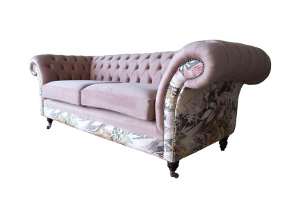 Ein lebhaftes Dreisitzer-Sofa aus Chesterfield mit zartem rosa Blumenmuster 