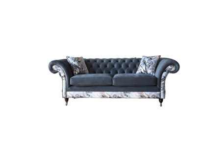 Ein auffälliges Dreisitzer-Sofa im Chesterfield-Design mit zarter grauer Blumendekoration