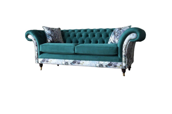 Ein lebhaftes Dreisitzer-Sofa aus Chesterfield in einer zarten Smaragdfarbe mit Blumenmuster