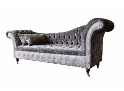 Ein luxuriöses, klassisches Sofa im Chesterfield-Stil in einem satten Silberton
