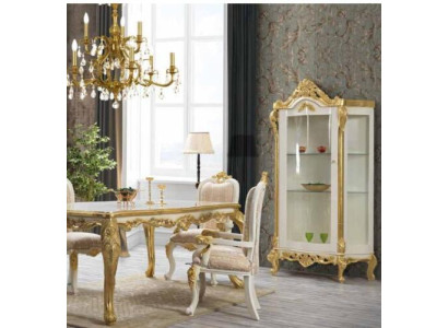 Luxuriöser Esszimmerstuhl in beige-weißen Tönen mit goldenen Einsätzen, klassisch gestaltet