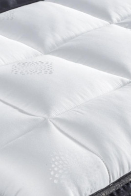 Schwarzes Bett mit Matratze und zwei Nachttischen im Schlafzimmermöbel-Set