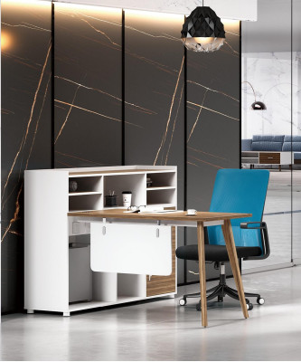 Luxuriöser Bürotisch aus Holz in modernem Design und hellen Farben