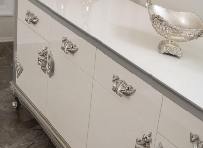 Weißer Kommode mit praktischen Schubladen und eleganten Regalen