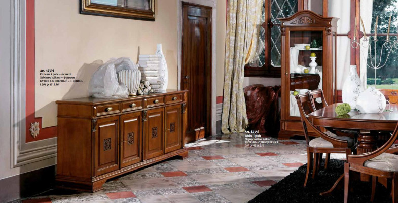 Luxuriöse Kommode mit 4 Türen und 4 Schubladen in brauner Farbe