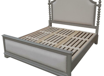 Elegantes Doppelbett mit klassischem Design und luxuriösem Kopfteil