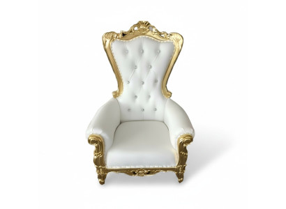 Eleganter weißer Sessel mit einer dynamischen Silhouette und prächtigen Dekorelementen in Form von Blumenmustern