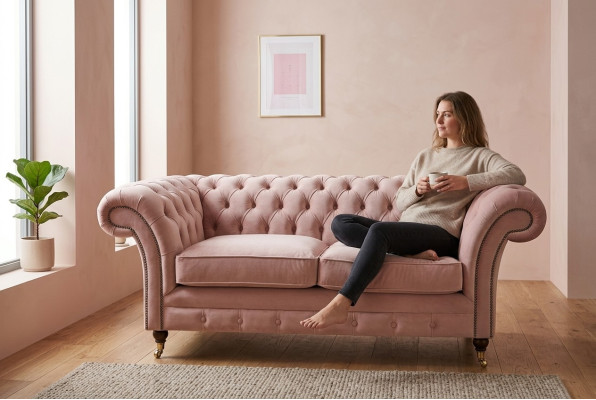 Klassische Polster Möbel Chesterfield Couch Textil Leder Stoff Samt Zweisitzer
