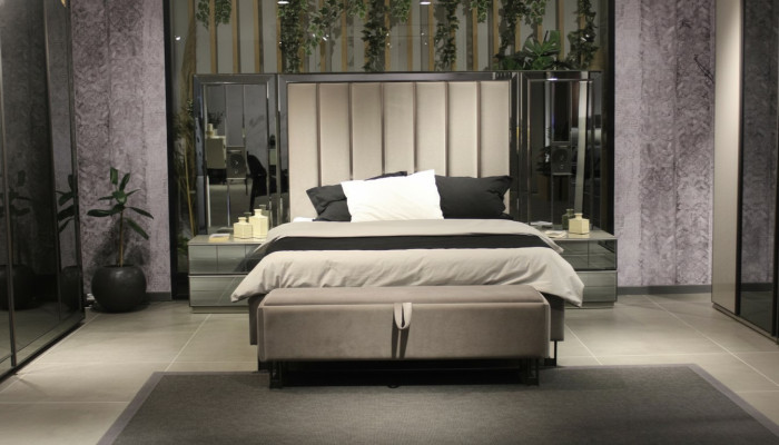 Exklusives Luxuriöses Schlafzimmer-Set: Bett, 2 Nachttische & Bank