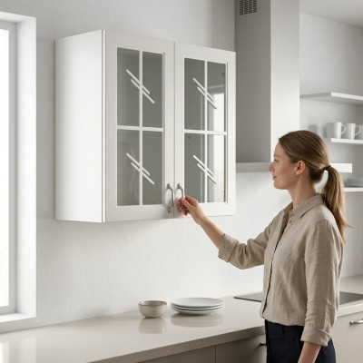 Klassisches Design der Hängevitrine aus Holz und Glas