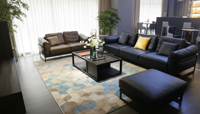 Exklusive Sofagarnitur 3+2 Sitzer Leder Hocker Polster Wohnzimmer Garnitur