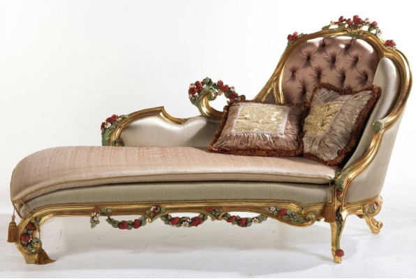 Luxuriöser Chaiselongue mit dekorativen Schnitzereien
