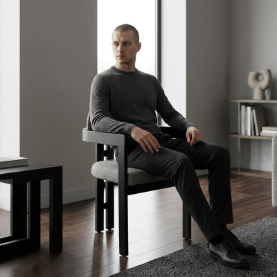 Ein hochmoderner Stuhl mit ungewöhnlicher Form und interessanten Beinen mit bequemer Rückenlehne in Grau-Schwarz für das Esszimmer