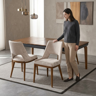 Ein lakonischer, moderner Stuhl mit hohen Beinen aus Holz und Polsterung in einer angenehmen, hellen cremefarbenen Farbe für das Esszimmer